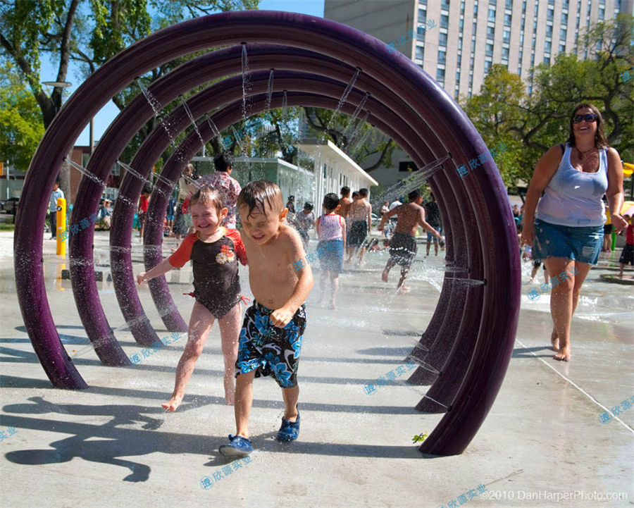 七彩戲水圈噴水游樂設備廠家