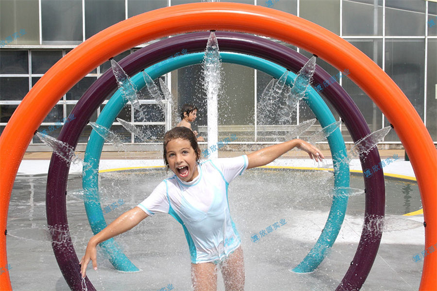 七彩戲水圈噴水游樂設備廠家